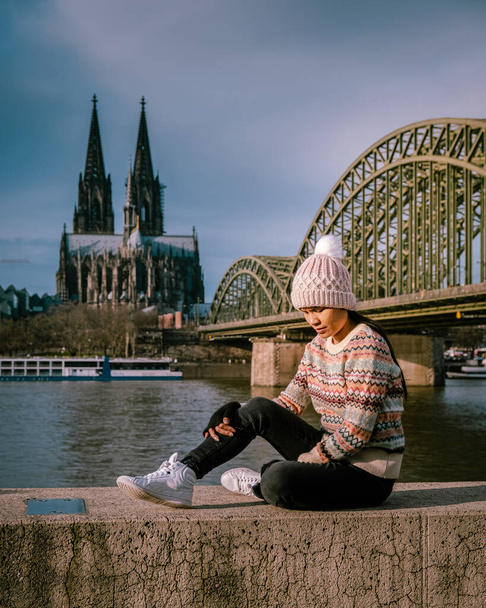 Colônia Koln, mulher no rio Reno durante uma viagem de cidade a Colônia Alemanha
 - Foto, Imagem