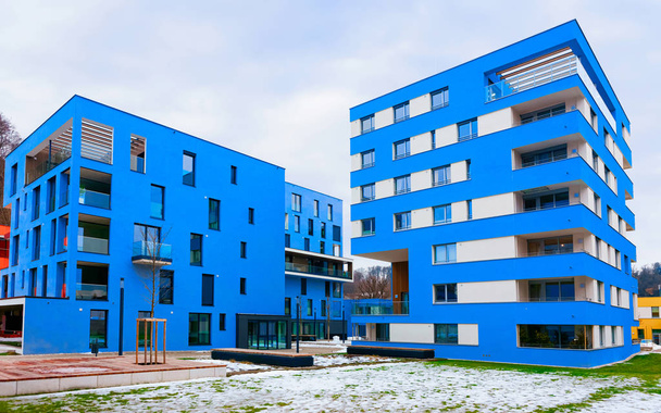 Синій сучасний житловий будинок на вулиці Зальцбурзького рефлексу. - Фото, зображення