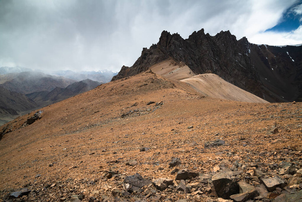 Trekking from Pshart valley to Madiyan in Tajikistan Pamir highway. Gumbezkul pass - Foto, imagen