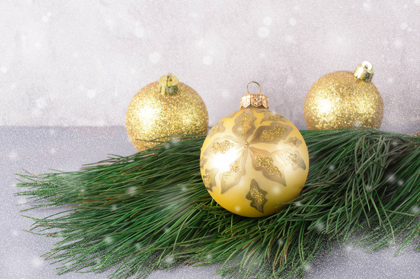 Рождественская открытка Ветка елки с рождественскими игрушками и снегом
.  - Фото, изображение