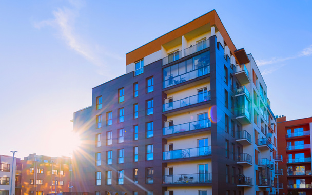 Residentieel Appartementencomplex gevel architectuur met outdoor faciliteiten zonlicht reflex - Foto, afbeelding