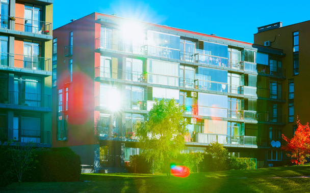 Apartamento casa residencial fachada arquitectura e instalaciones exteriores reflejo de la luz solar
 - Foto, Imagen