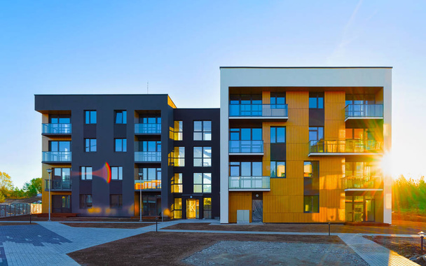 Κατοικίες Διαμέρισμα σπίτια πρόσοψη αρχιτεκτονική και εξωτερικές εγκαταστάσεις αντανακλαστικό φως του ήλιου - Φωτογραφία, εικόνα