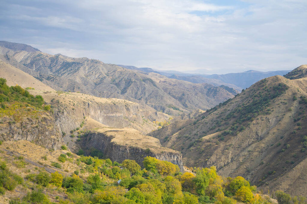 アルメニアの緑を背景にした砂の山 - 写真・画像