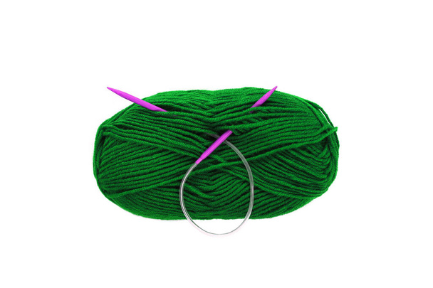 Esquisse de fil pour tricoter à la main et crocheter sur fond blanc isolé. Balle de laine douce avec aiguille. Fil de tige torsadé
 - Photo, image