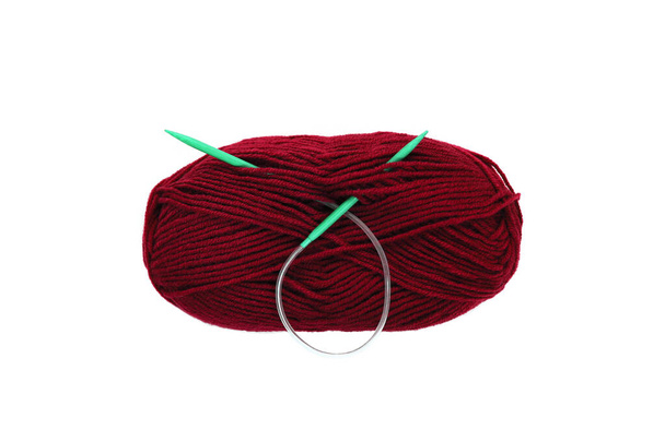 白地に手編みとかぎ針編みのための糸の皮が隔離されています。必要な柔らかいウールのボール。ツイストハンク糸 - 写真・画像