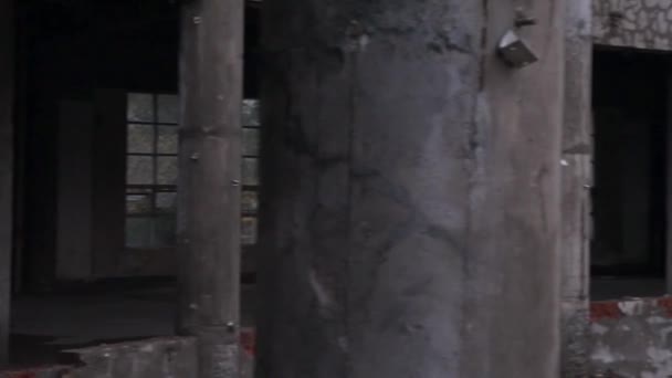 Terk edilmiş bina harabelerinin yanından gündüz yürümek - Video, Çekim