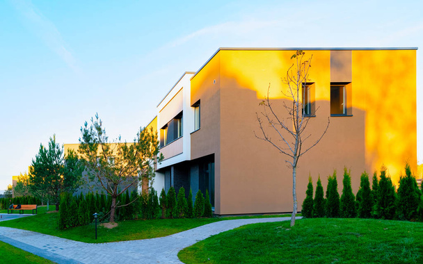 Wohnung Wohn-Stadthaus-Architektur mit Außenanlagen Reflex - Foto, Bild