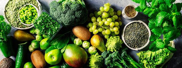 Разнообразие зеленых овощей и фруктов
 - Фото, изображение