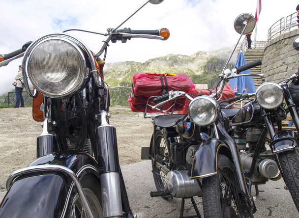 Stare motocykle zaparkowane w grupach - Zdjęcie, obraz