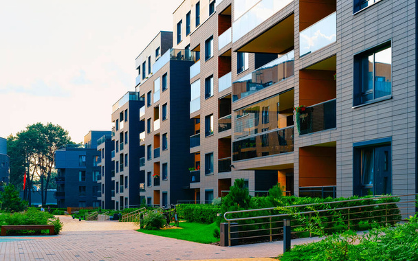 Moderne residentiële woning woningbouw complex en outdoor faciliteit reflex - Foto, afbeelding