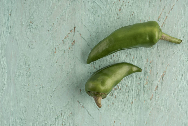 grüne Chilischoten auf einem Holztisch - Foto, Bild