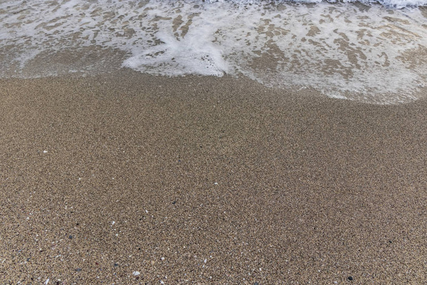 plaża i fale na wybrzeżu morza w sezonie zimowym - Zdjęcie, obraz