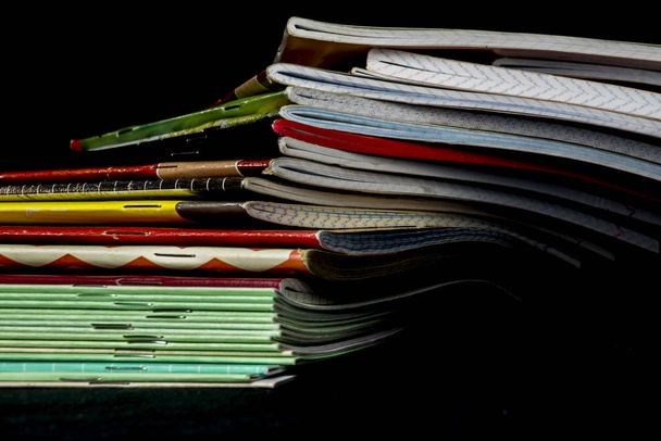 montón de cuadernos caídos en una mesa
 - Foto, Imagen