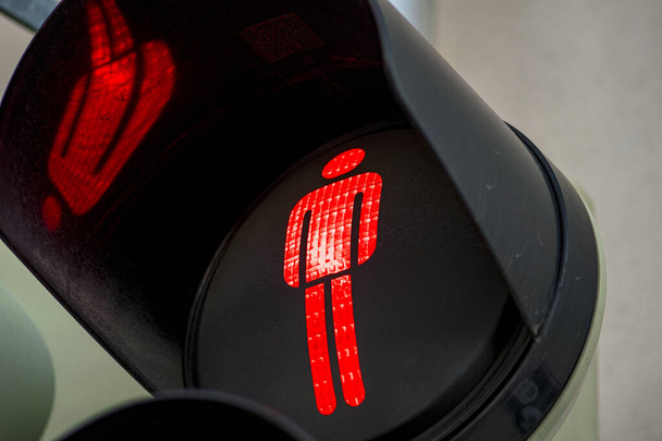 Semáforo con símbolo rojo para detener
 - Foto, Imagen