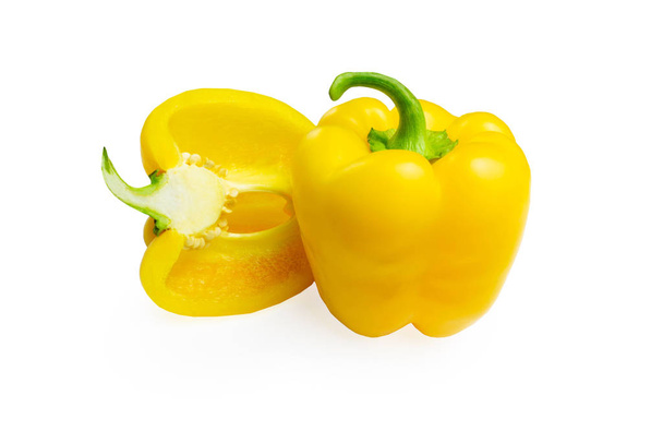 γλυκιά πιπεριά σε λευκό φόντο, κίτρινη πάπρικα απομονωμένη - Φωτογραφία, εικόνα