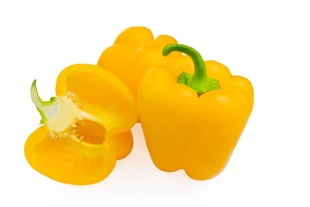 γλυκιά πιπεριά σε λευκό φόντο, κίτρινη πάπρικα απομονωμένη - Φωτογραφία, εικόνα