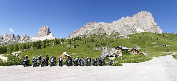 Motorräder in der grünen Berglandschaft geparkt - Foto, Bild