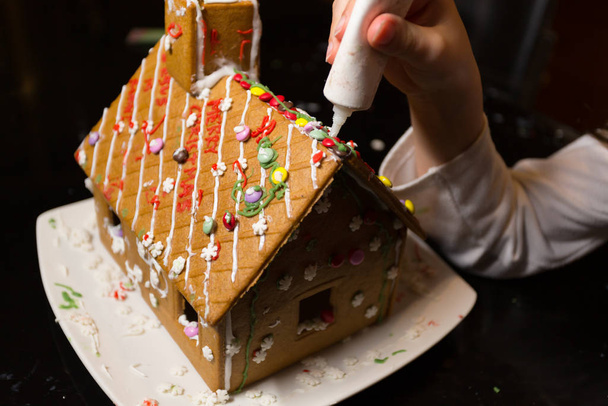 Kids First Gingerbread House Activity - 写真・画像