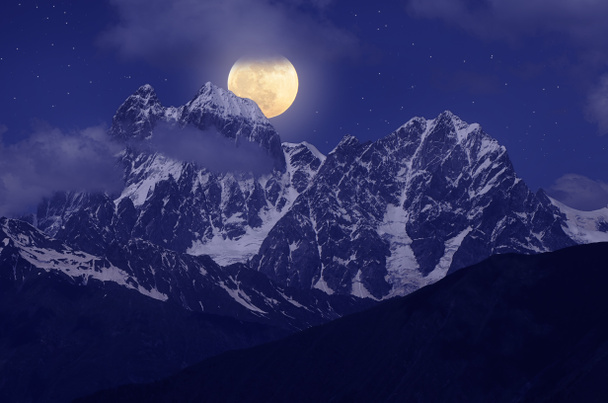 Luna sopra la collina
 - Foto, immagini
