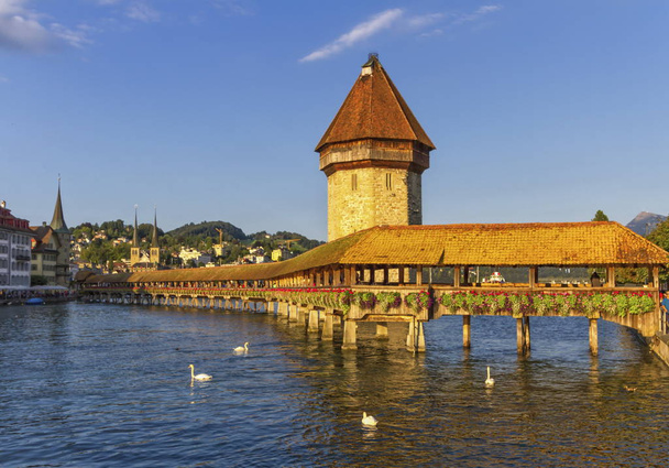 Kapellbrucke Şapeli, Luzern 'deki Köprü ve Su Kulesi' ni kapsıyor. - Fotoğraf, Görsel