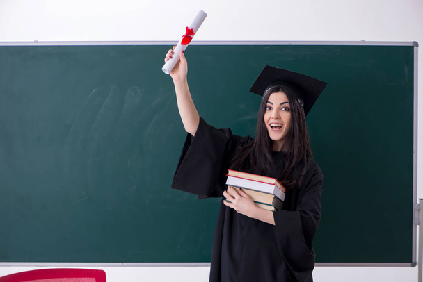Estudante de pós-graduação feminina na frente do quadro verde
 - Foto, Imagem