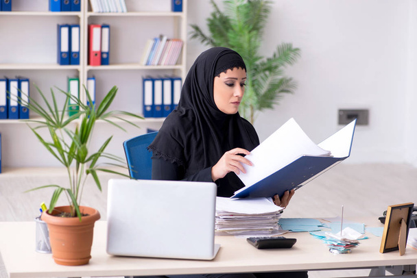 Contabile dipendente donna in hijab che lavora in ufficio - Foto, immagini