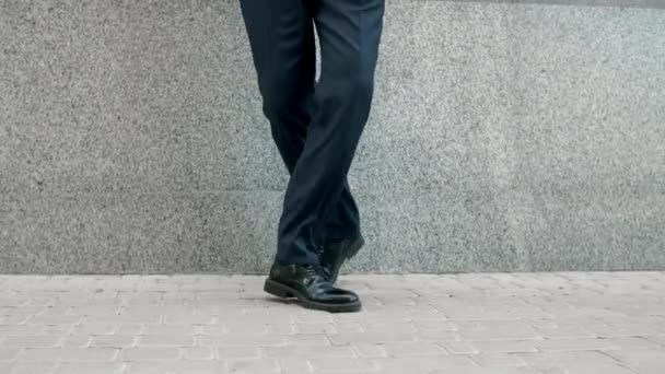 Pies de hombre de cerca bailando afuera. Recortado imagen hombre en zapatos bailando en la calle - Metraje, vídeo