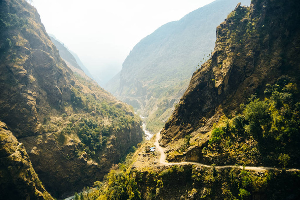 ネパールのヒマラヤにあるロンリーロード、アナプラトレッキングロード - 写真・画像