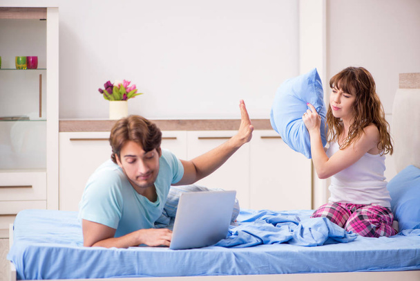 Jeune couple avec ordinateur portable dans la chambre
 - Photo, image