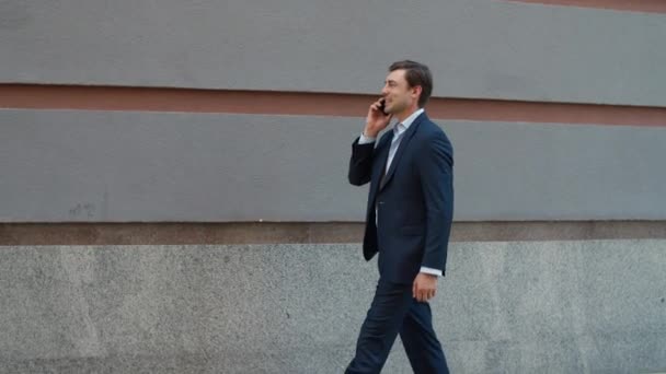 Homem vista lateral falando telefone inteligente ao ar livre. Homem tendo conversa telefônica na rua - Filmagem, Vídeo