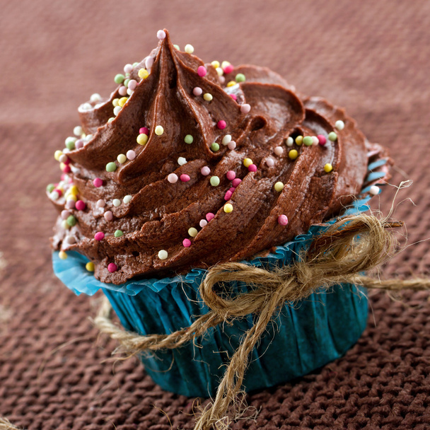 cupcake au chocolat dans un emballage bleu
 - Photo, image