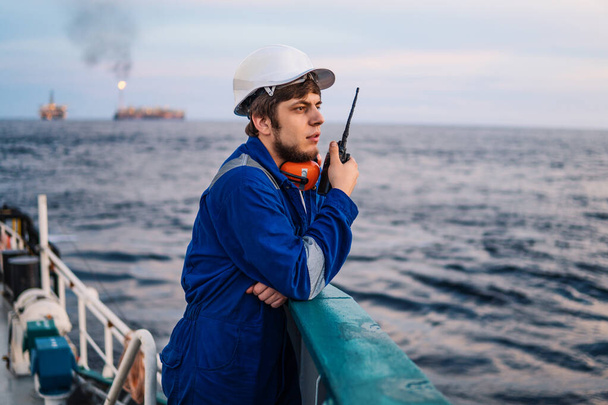 Oficial de convés marítimo ou companheiro de chefe no convés de embarcações offshore
 - Foto, Imagem