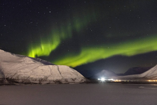 Lumières du nord sur les montagnes de fond-nuit
 - Photo, image