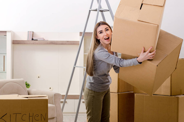 Νεαρή όμορφη γυναίκα μετακομίζει σε νέο διαμέρισμα - Φωτογραφία, εικόνα