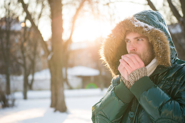 寒さと孤独。毛皮のフードを着た男だ。暖かく快適な感じ。好きな季節だ。グリーン・パッパー・コート。男は冬の風景を楽しむ。自然は美しい。思考の場 - 写真・画像