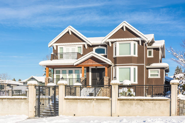 Πολυτελές σπίτι κατοικιών στο χιόνι το χειμώνα ηλιόλουστη μέρα στον Καναδά - Φωτογραφία, εικόνα