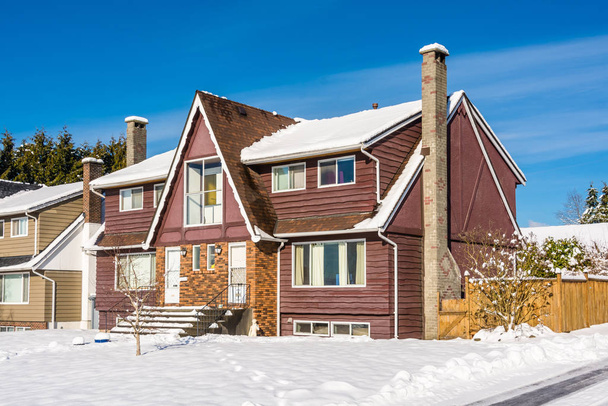 Velha casa duplex residencial modesta na neve no dia ensolarado de inverno
 - Foto, Imagem
