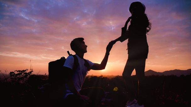 silhouet van een man die een huwelijksaanzoek heeft gedaan aan de vrouw du - Foto, afbeelding