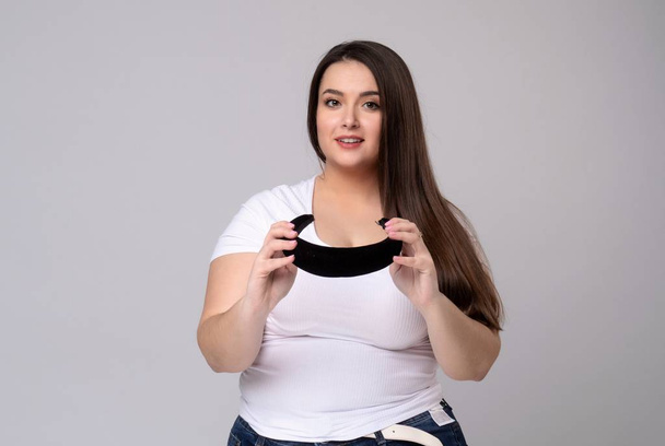 Plus size woman hold hair rim in her hands. - Foto, Bild