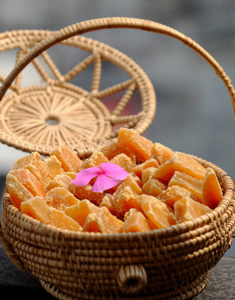 ベトナムの伝統的なテトの休日の食べ物、黄色のサツマイモ - 写真・画像