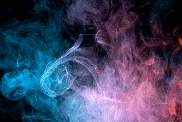 Motif, Neon rose, bleu et violet fumée dans le sur un fond sombre isolé. Contexte de la fumée du robinet - Photo, image
