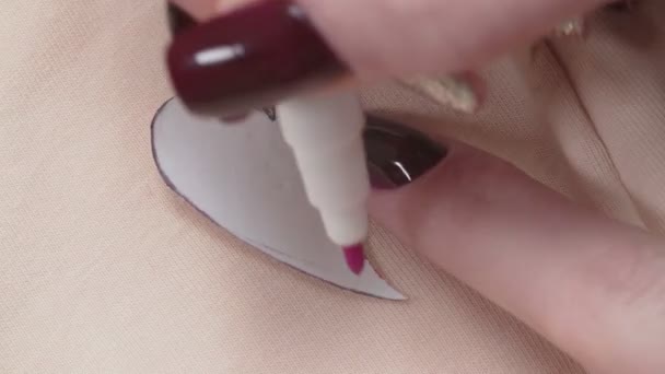 Schieten van kleermaker lijmen strass steentjes op vrouwen beige slipje - Video