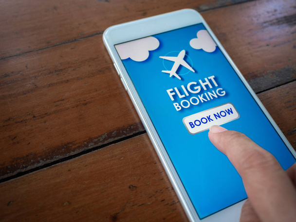 Vliegtickets online boeken met smartphone. - Foto, afbeelding