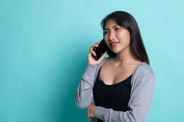Fiatal ázsiai nő beszélgetett mobiltelefon. - Fotó, kép