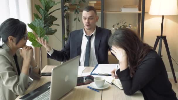 Annoyed company leader discussing team work at meeting. - Imágenes, Vídeo