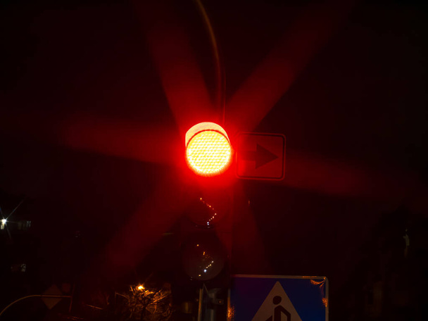 Red traffic light for cars at night. - Foto, Bild