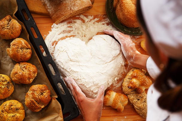 Готовить руками тесто для домашней выпечки
 - Фото, изображение