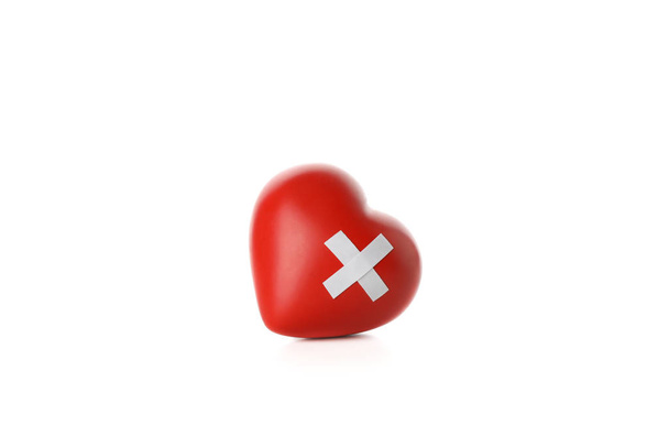 Decoratieve rood hart geïsoleerd op witte achtergrond - Foto, afbeelding