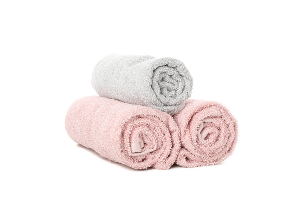Rolled πετσέτες χρώματος που απομονώνονται σε λευκό φόντο, κοντά - Φωτογραφία, εικόνα
